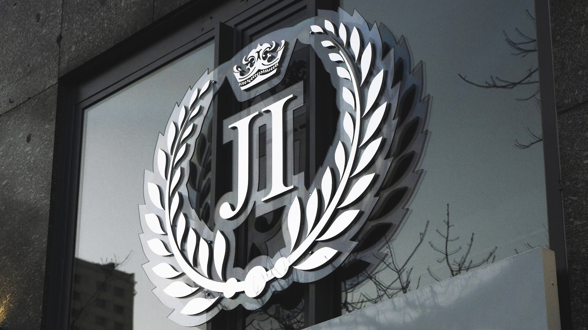 Instituut J`adore - logo met 3D letters boven de ingang van het exterieur